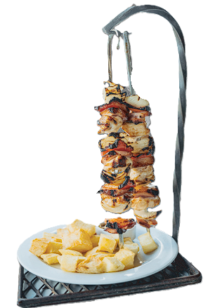 BROCHETE DE POLLO ACOMPAÑADA CON PAPAS CUBOS